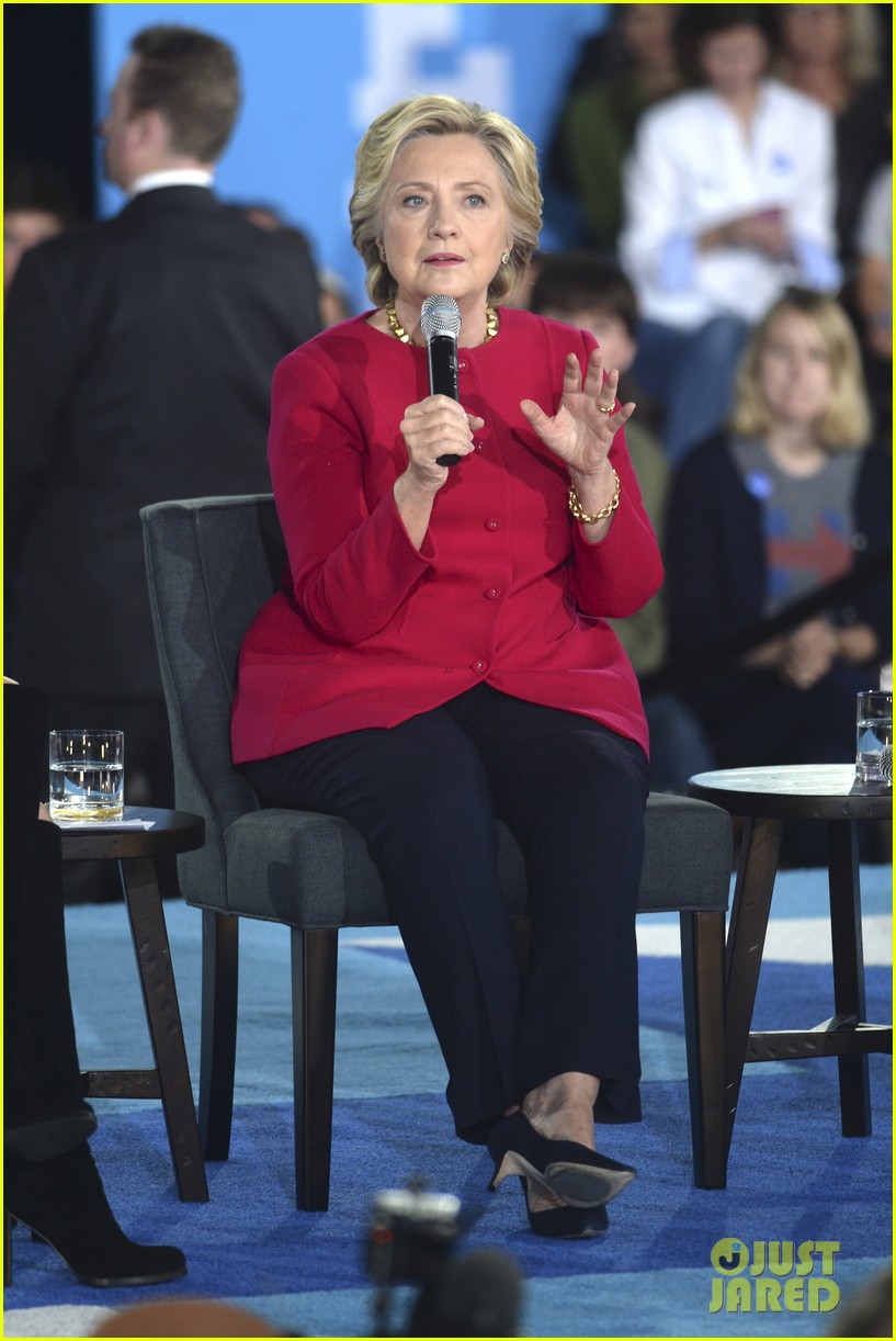 elizabeth banks chats with hillary clinton during roundtable discussion 13