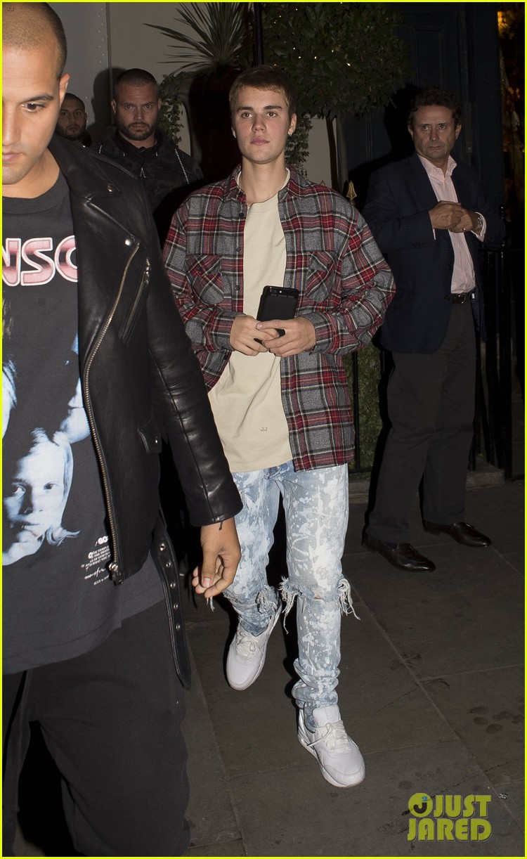 justin bieber goes bar and restaurant hopping for a night out in london 083785266