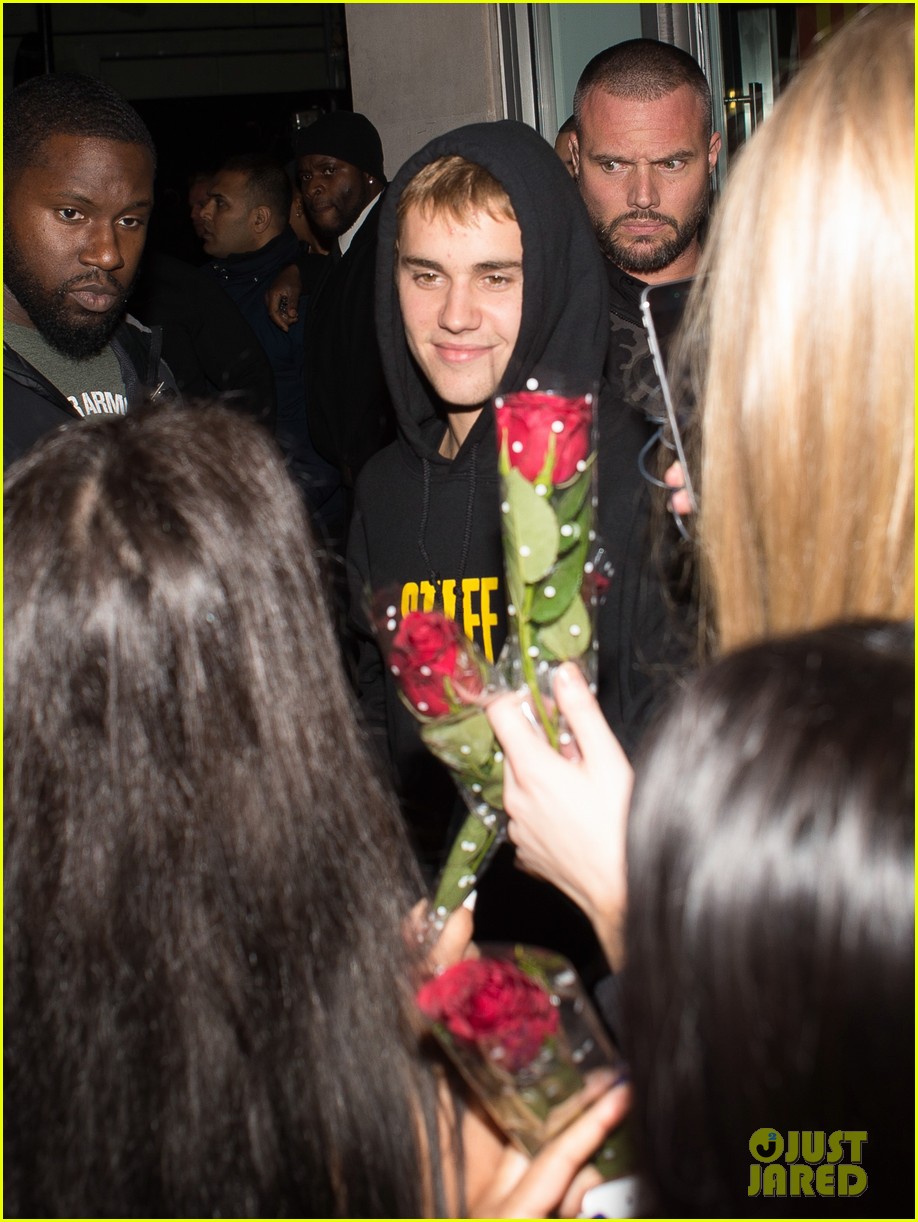 justin bieber bought roses for his fans after his performance in london 103786654