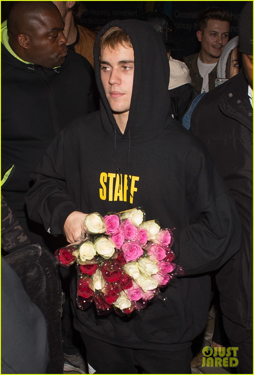justin bieber bought roses for his fans after his performance in london 11