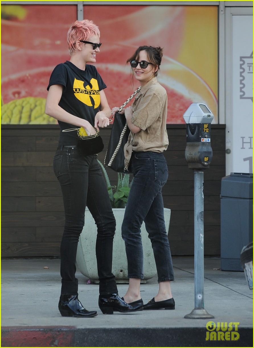 Dakota Johnson & Cara Delevingne Facetime Taylor Swift! Photo 3779605