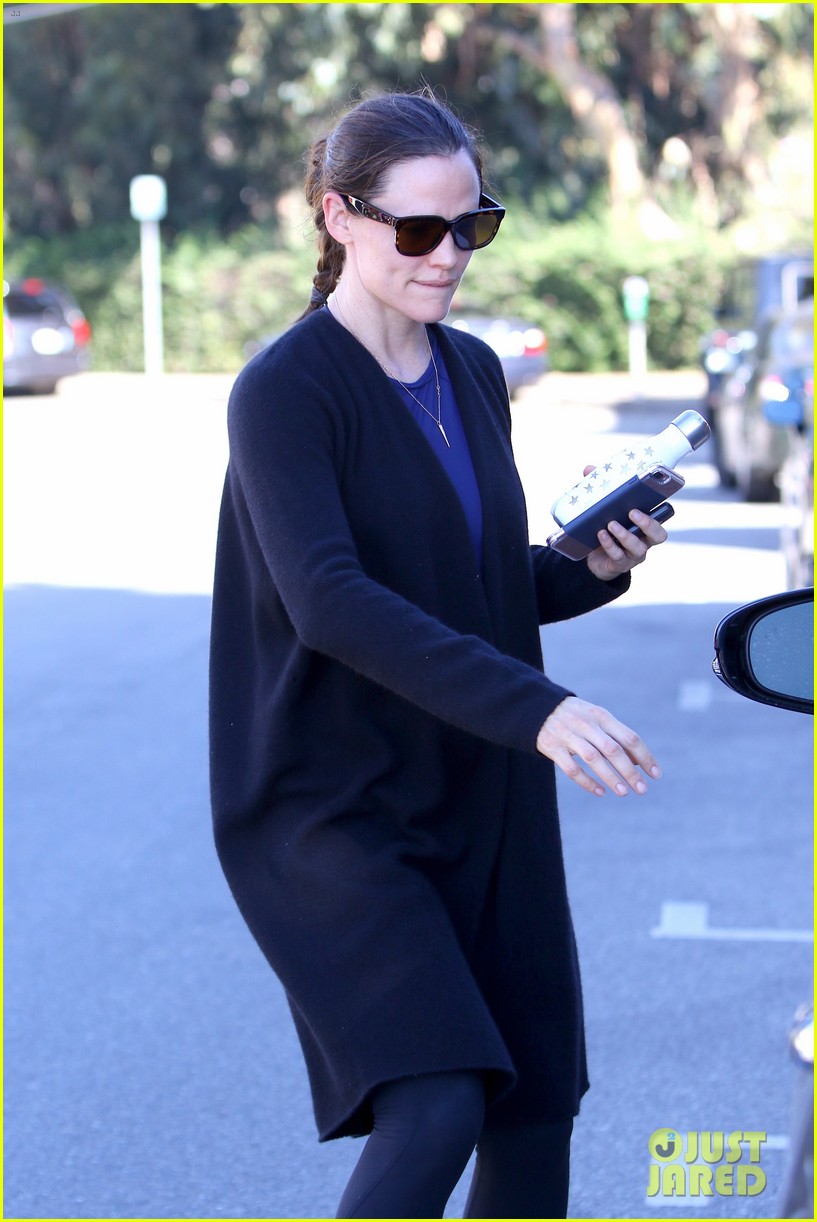 jennifer garner gets in retail therapy in nyc 27