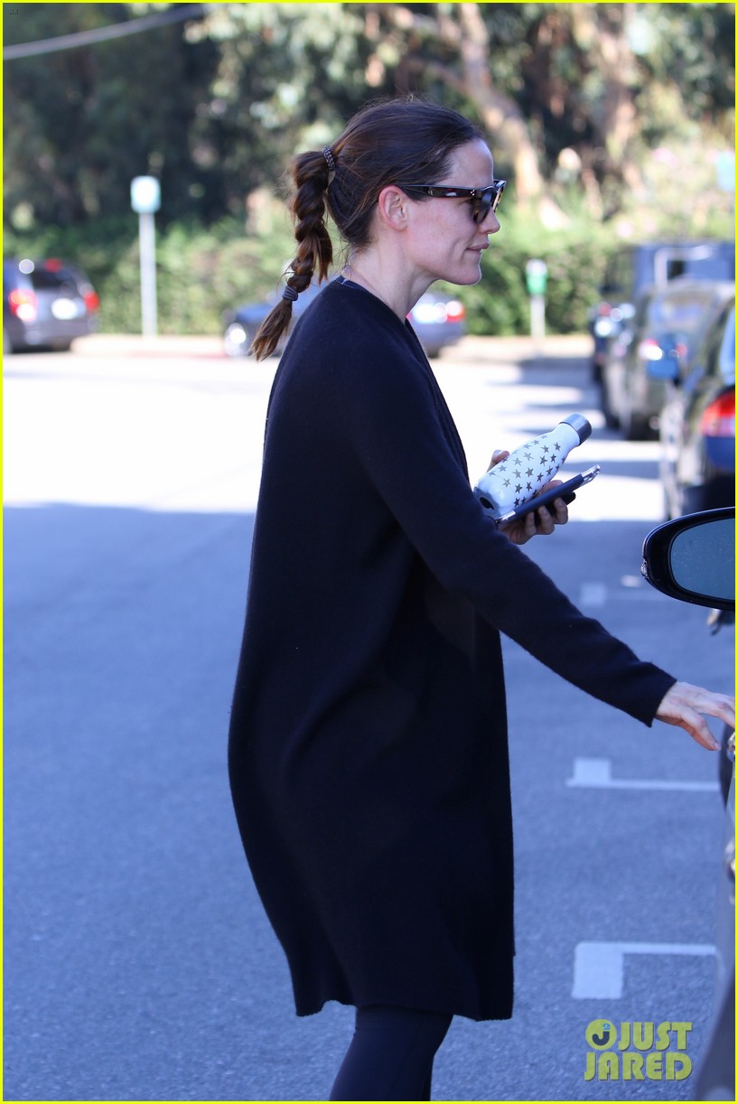 jennifer garner gets in retail therapy in nyc 28