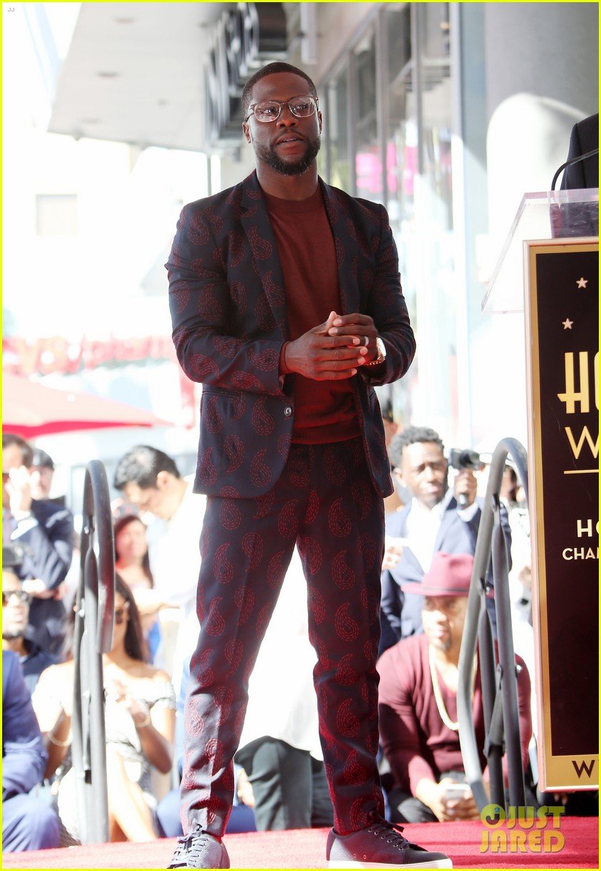 kevin hart gets support from family halle berry at walk of fame ceremony 083782674