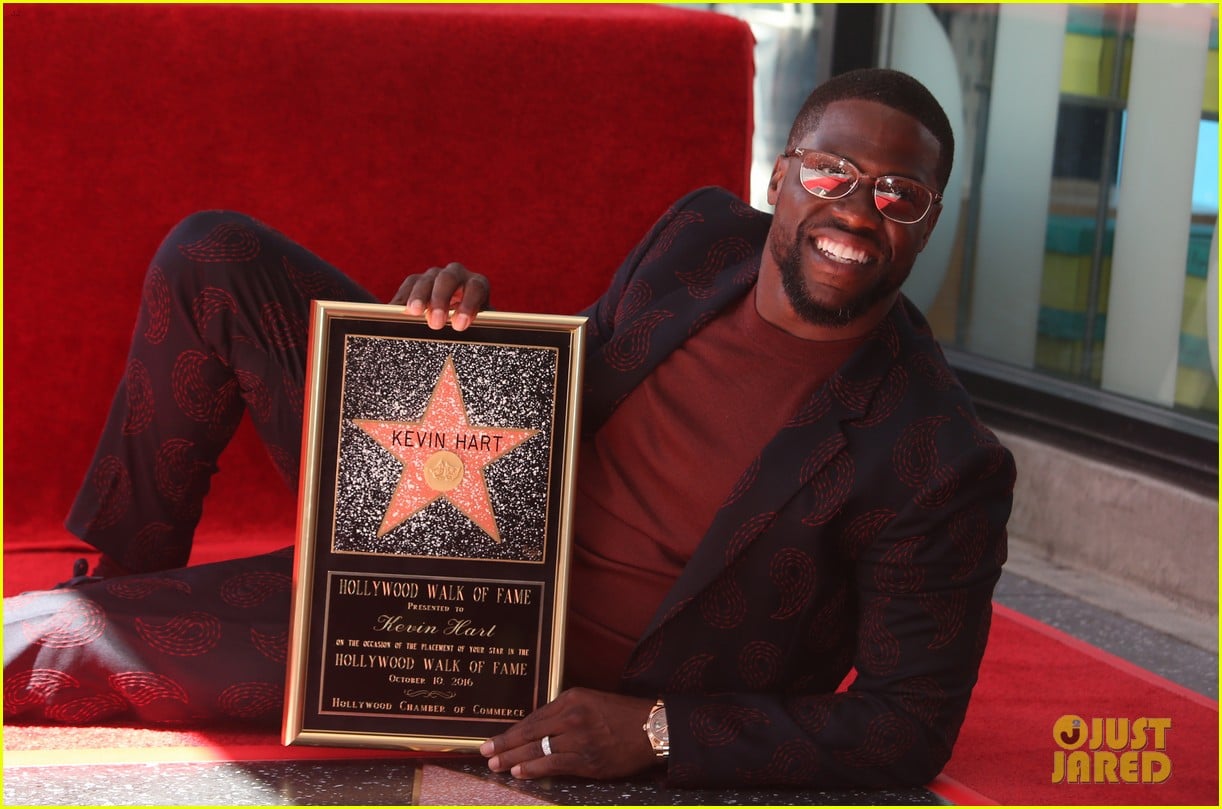 kevin hart gets support from family halle berry at walk of fame ceremony 31