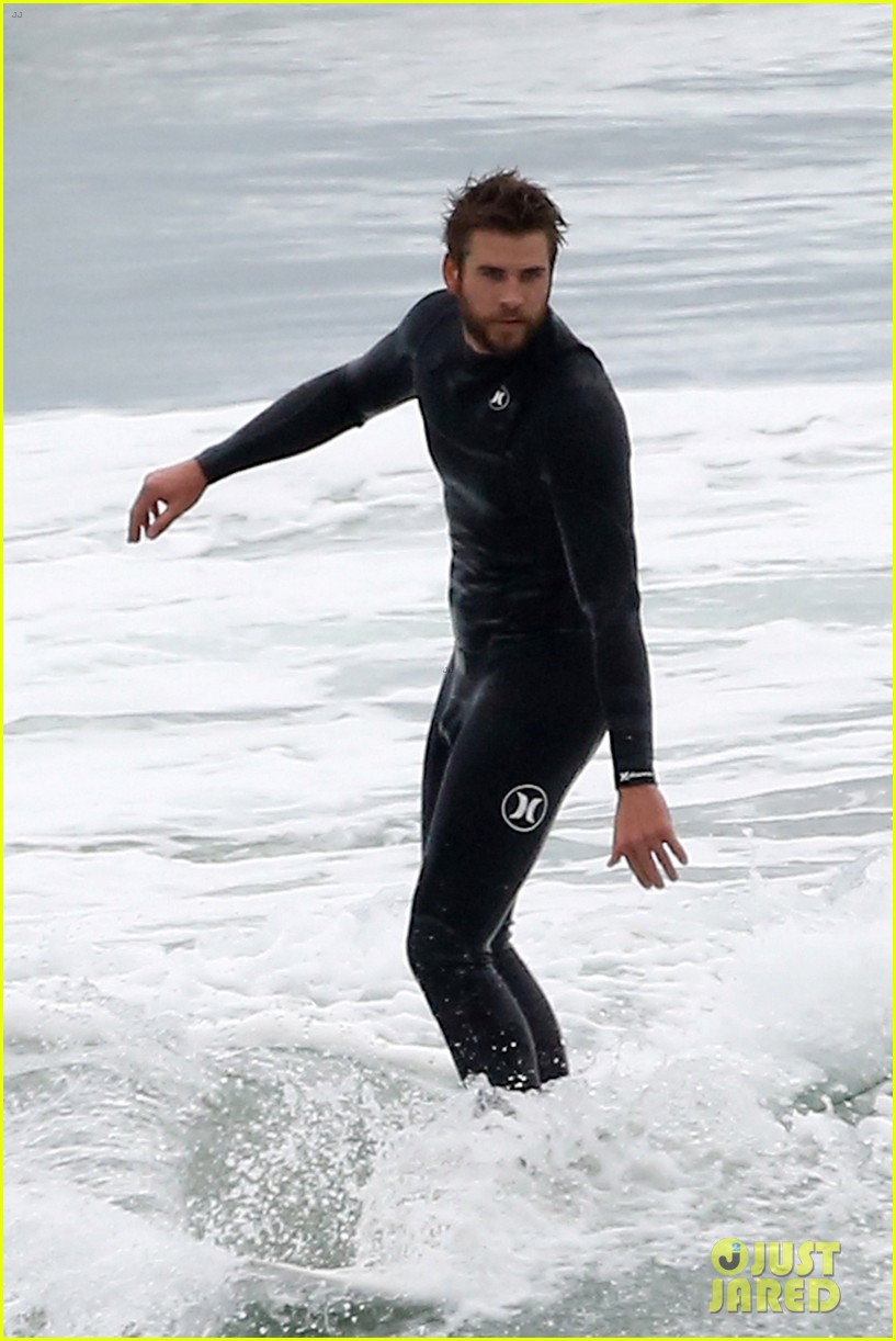 liam hemsworth bares his ripped abs while stripping out of wetsuit 073796097