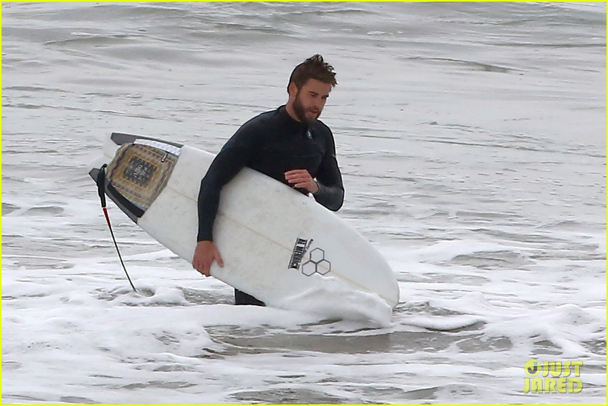 liam hemsworth bares his ripped abs while stripping out of wetsuit 263796116
