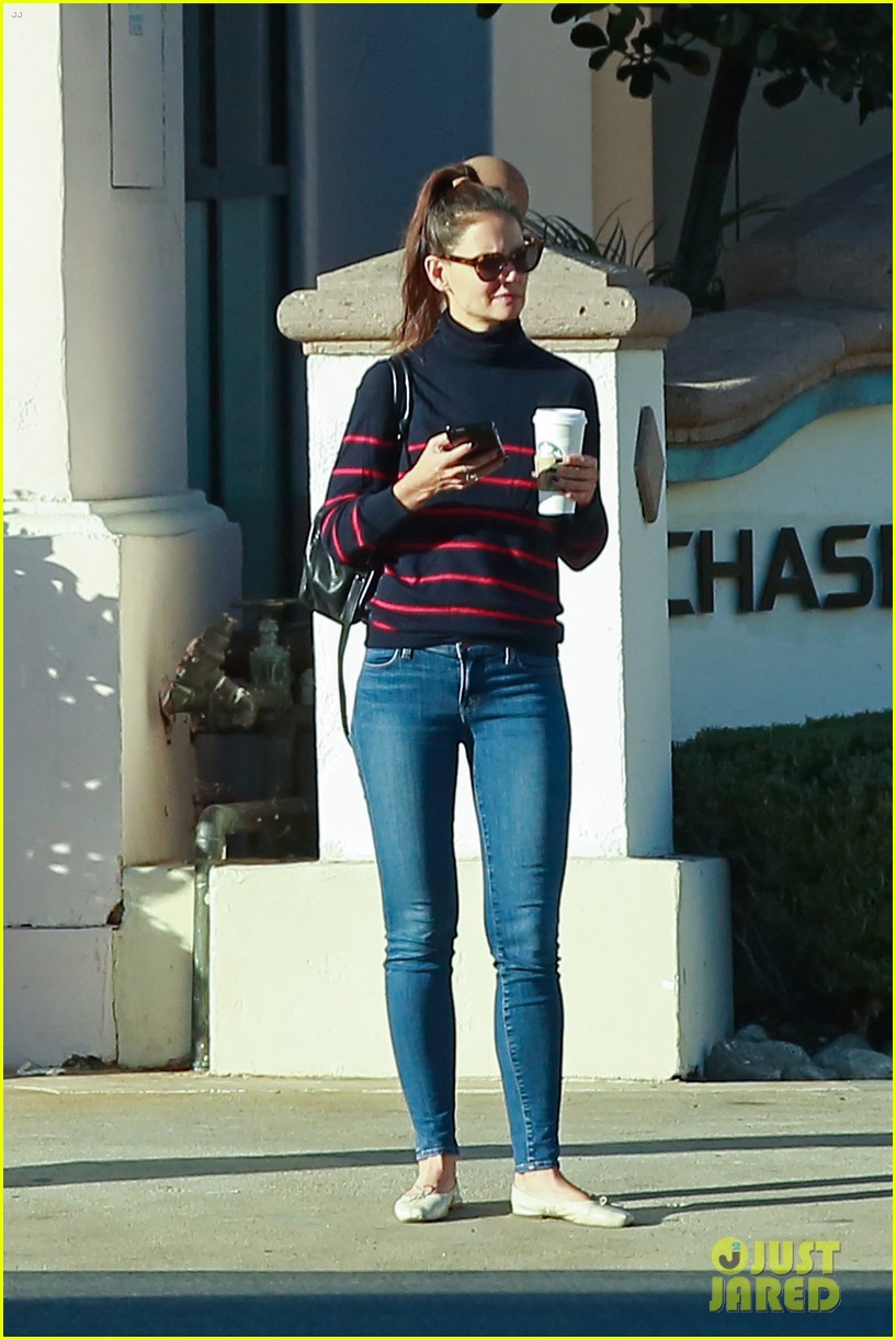 katie holmes fuels up on coffee after la weekly meeting 083791322