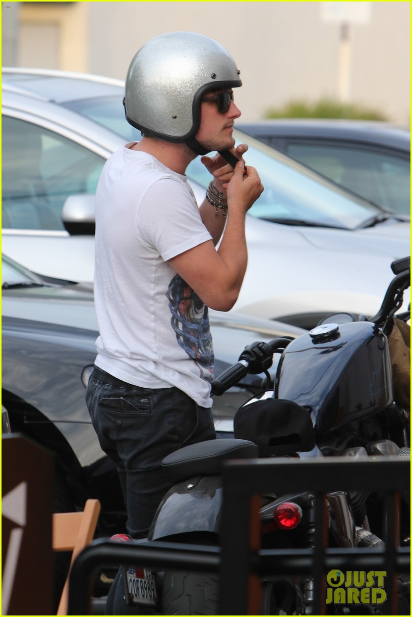 josh hutcherson looks buff while out on his motorcycle02424mytext3783386