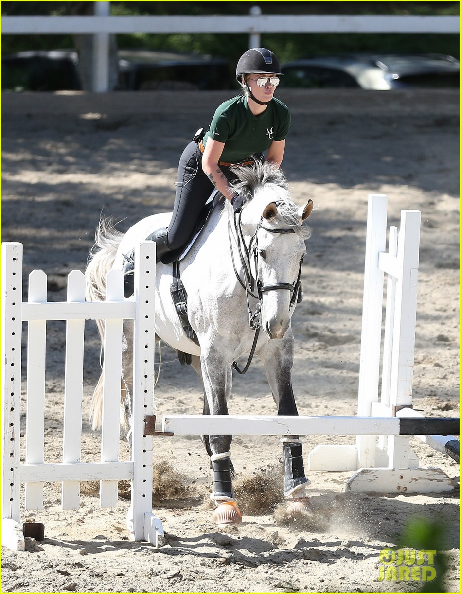 iggy azalea goes horseback riding00906mytext