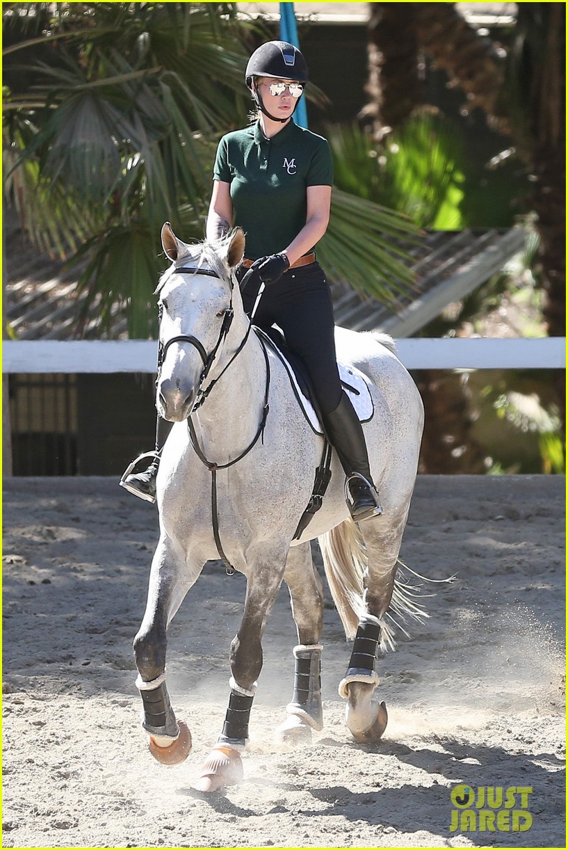 iggy azalea goes horseback riding02115mytext3779961