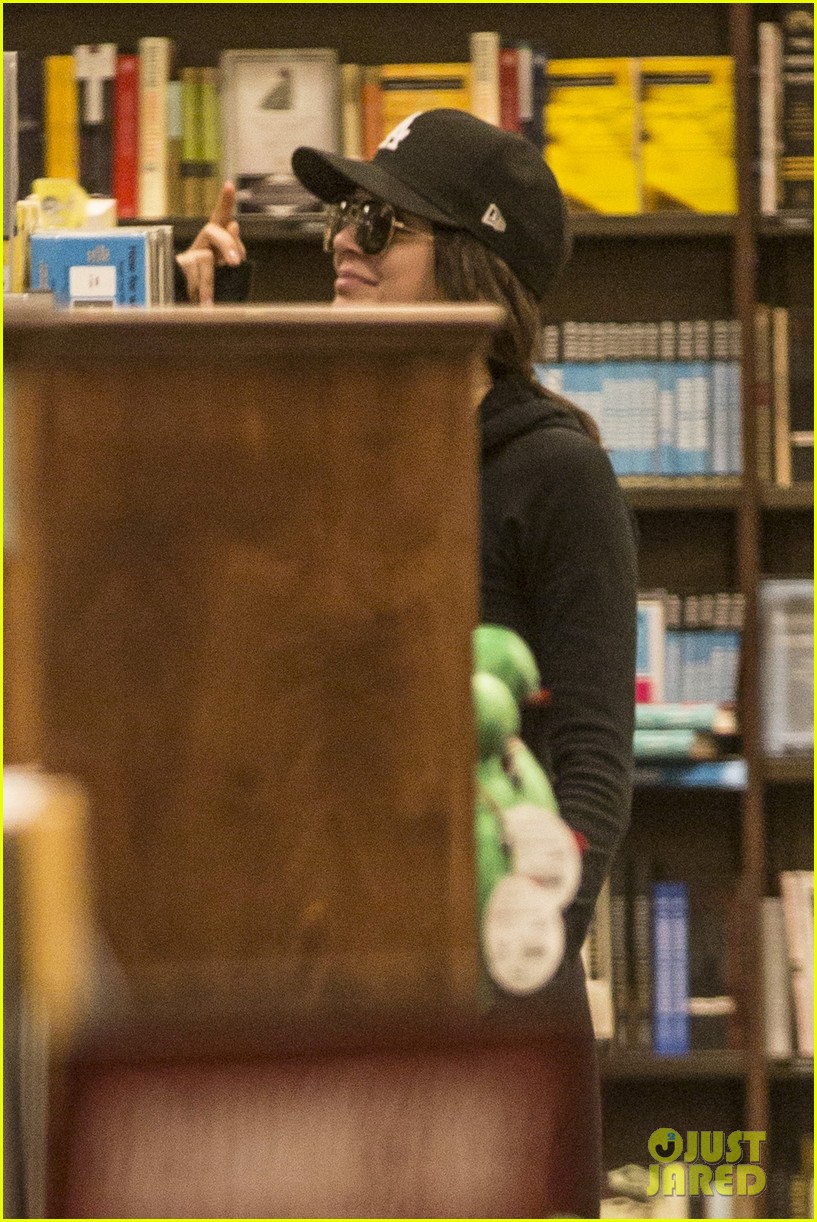 Kendall Jenner Stops By Barnes & Noble with Her Pals: Photo