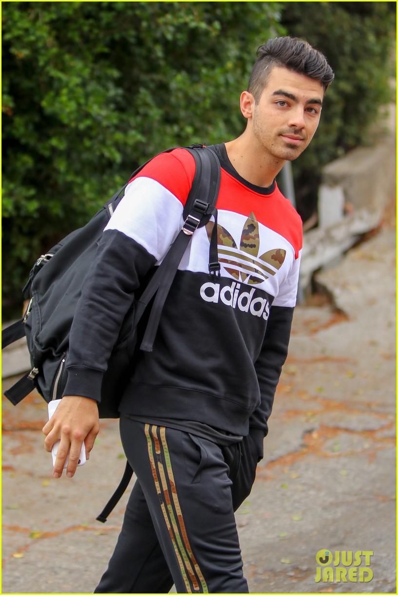 Joe Jonas Talks About Losing His Virginity, Being Called 'Daddy