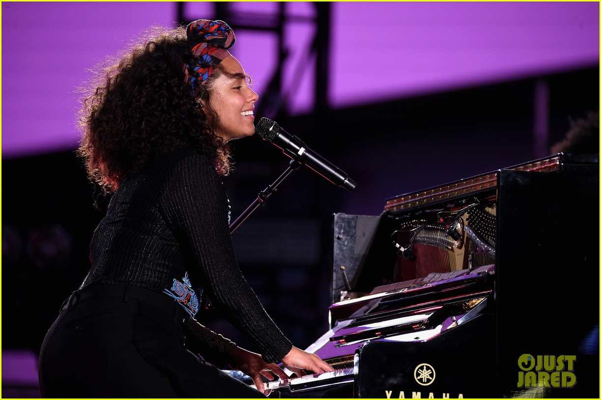 alicia keys jay z empire state of mind times square 133782124
