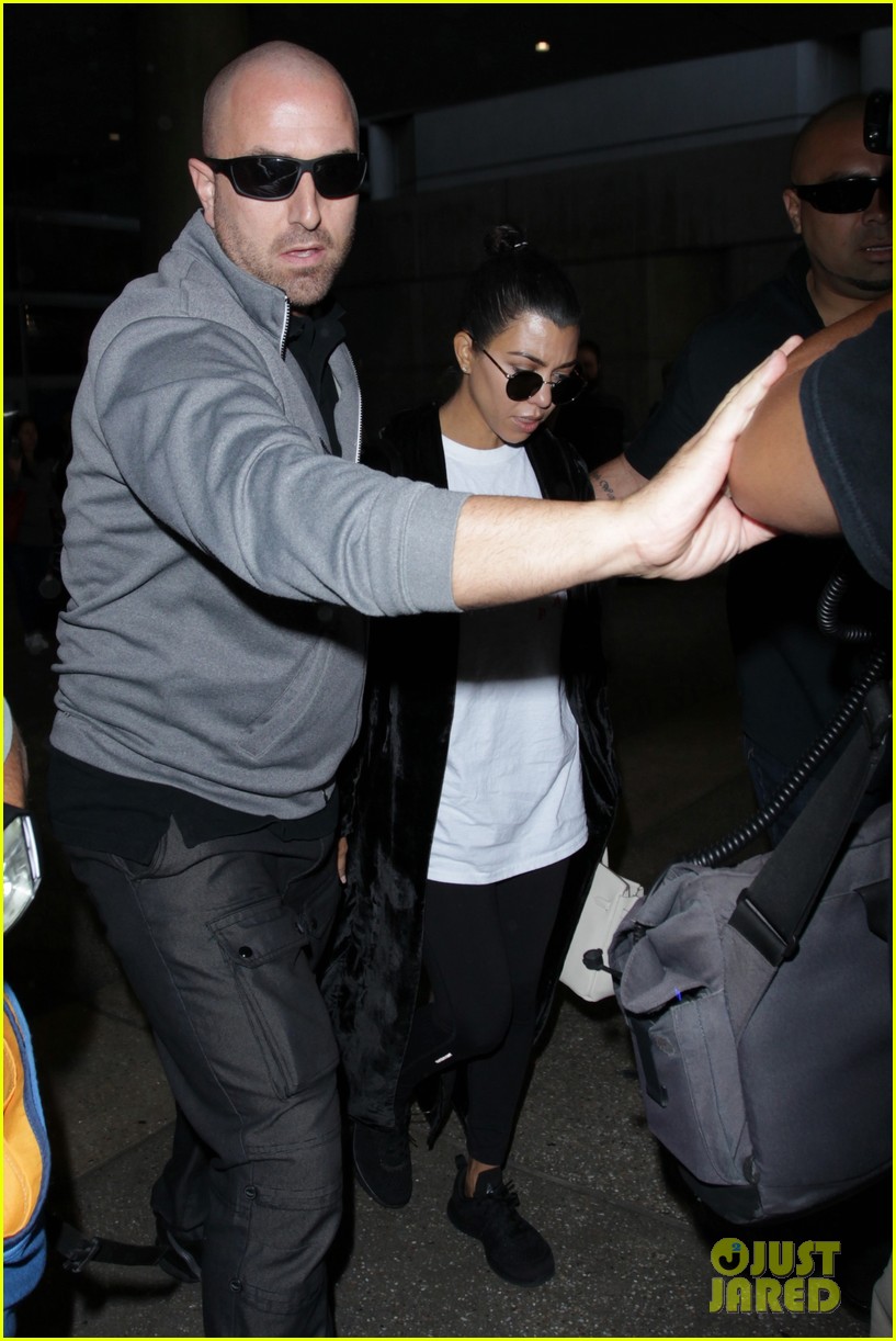 kourtney kardashian arrives home from paris with lots of security 053776929