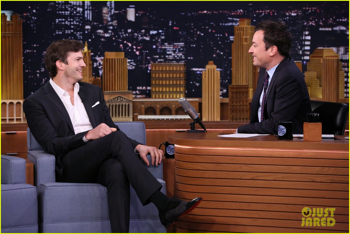 ashton kutcher rips his pants while talking about daughter wyatt on the tonight 013779280