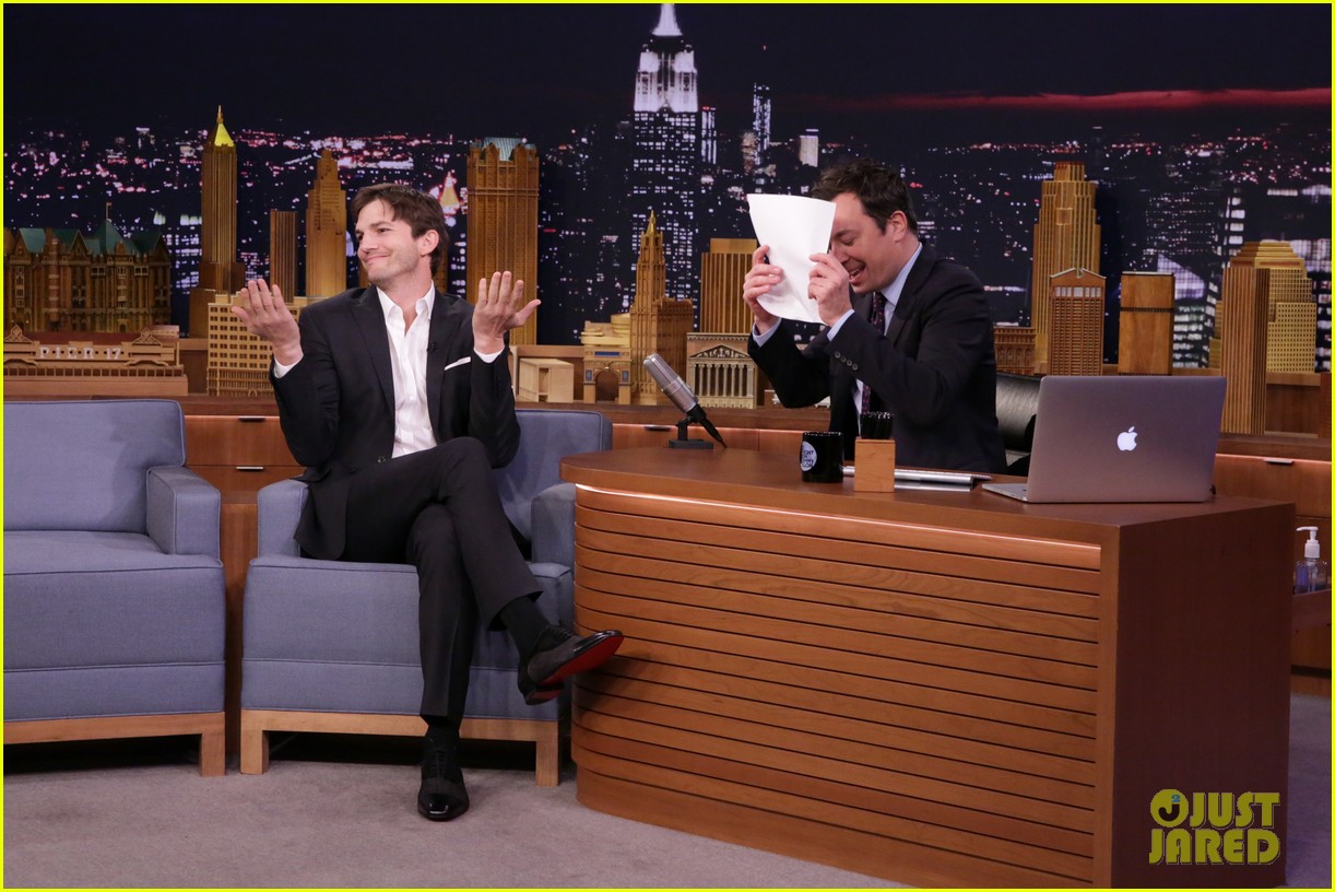 ashton kutcher rips his pants while talking about daughter wyatt on the tonight 023779281