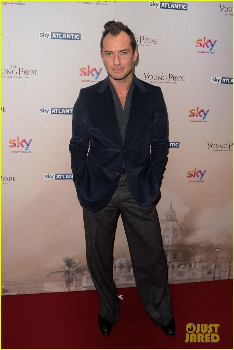 jude law gets son rafferty support at young pope uk premiere 073785024