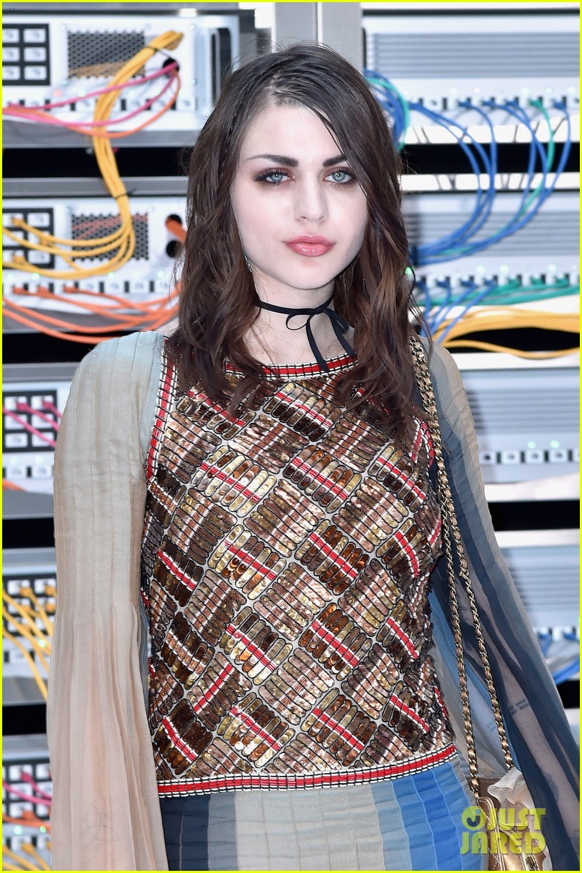 courtney love takes daugther frances bean cobain to chanel fashion show 10