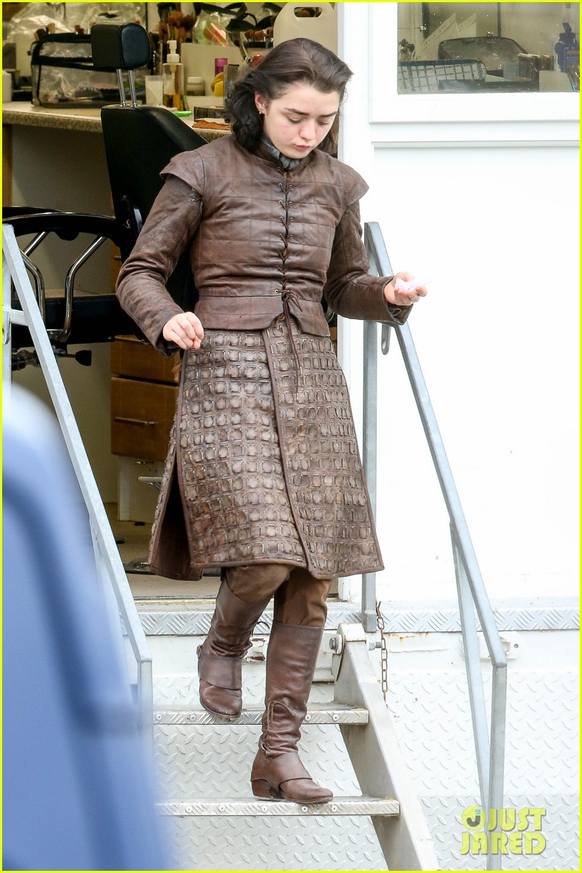maisie williams gets ready for combat on set of game of thrones 013783767