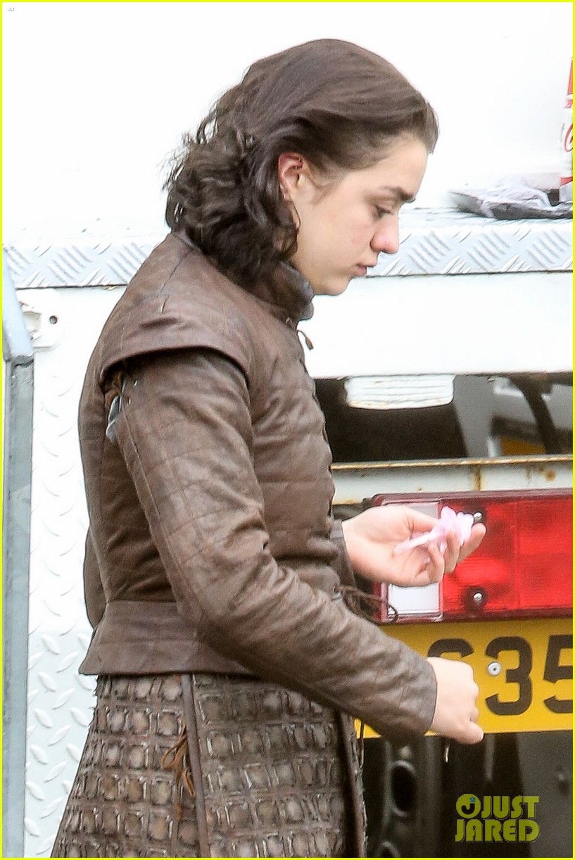 maisie williams gets ready for combat on set of game of thrones 023783768