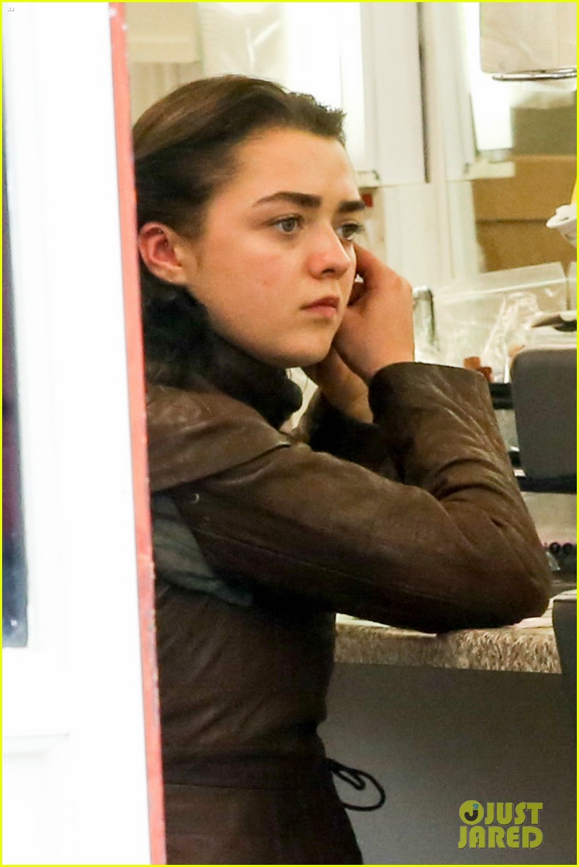 maisie williams gets ready for combat on set of game of thrones 043783770