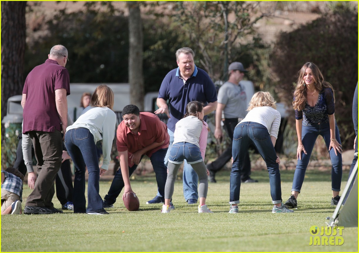 modern family cast plays football thanksgving episode 06