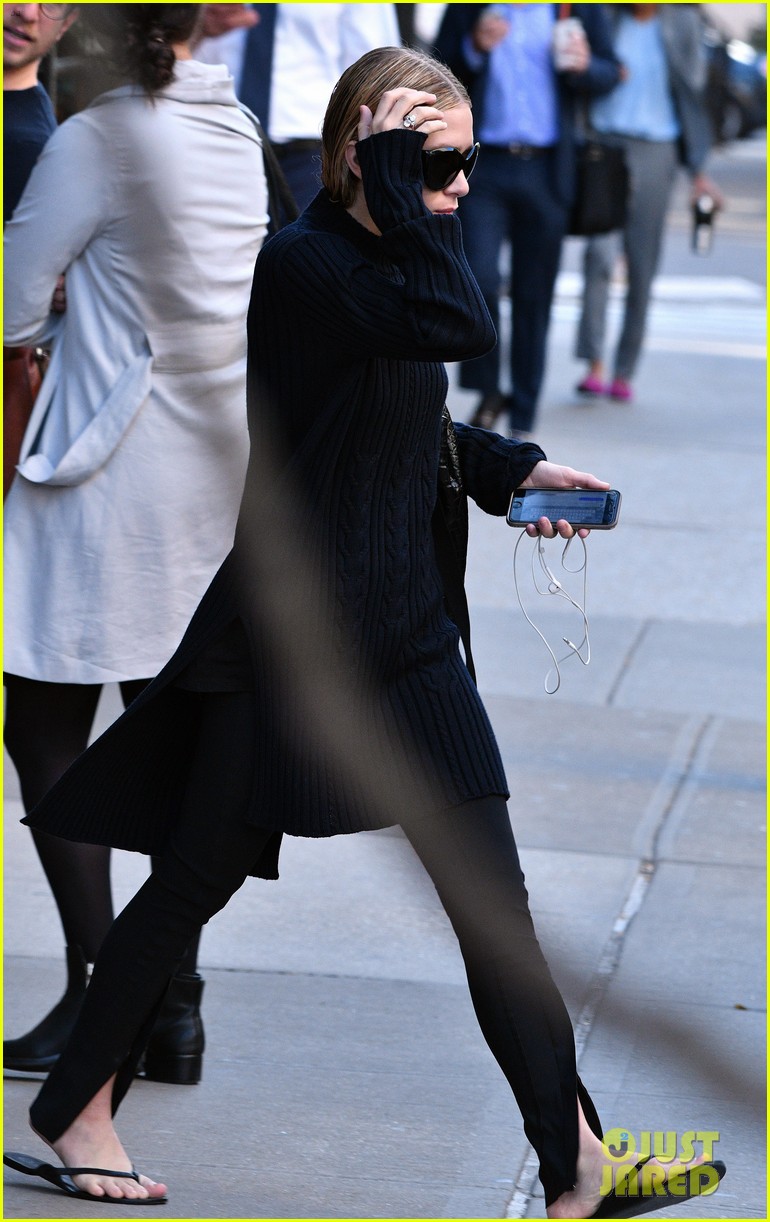 ashley olsen keeps low profile during big apple outing 013779678