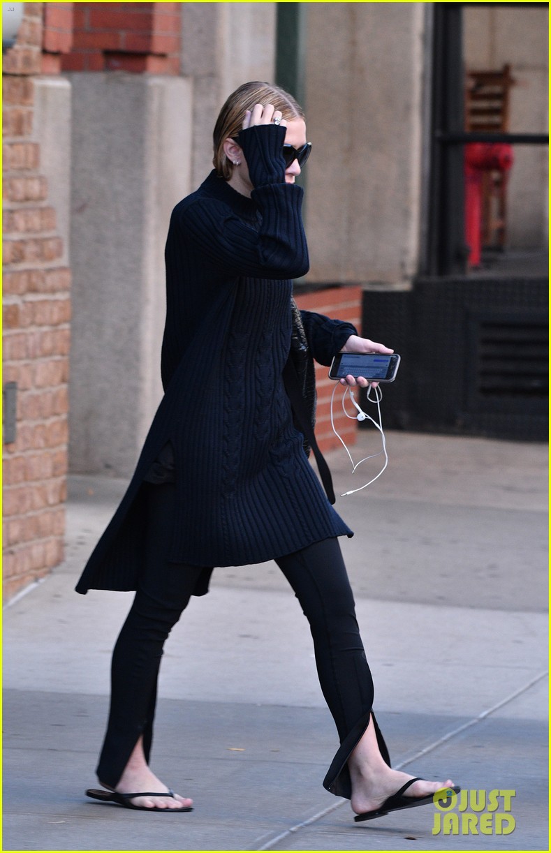 ashley olsen keeps low profile during big apple outing 13