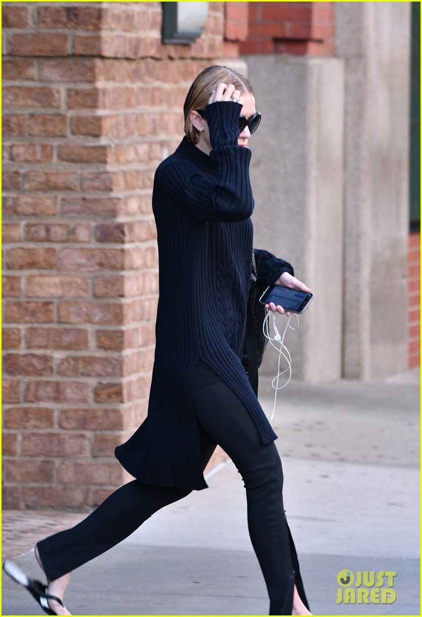 ashley olsen keeps low profile during big apple outing 15