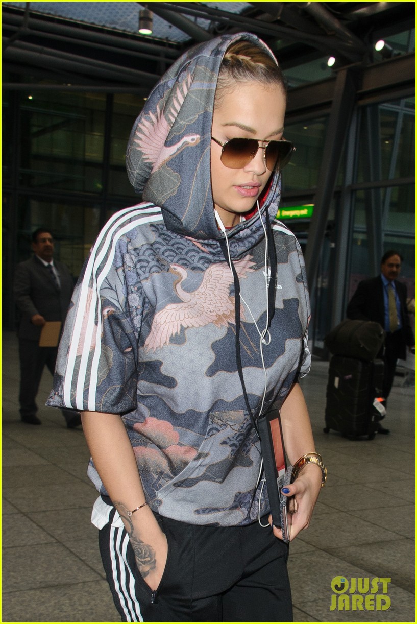 rita ora grabs sushi after arriving in la00504mytext