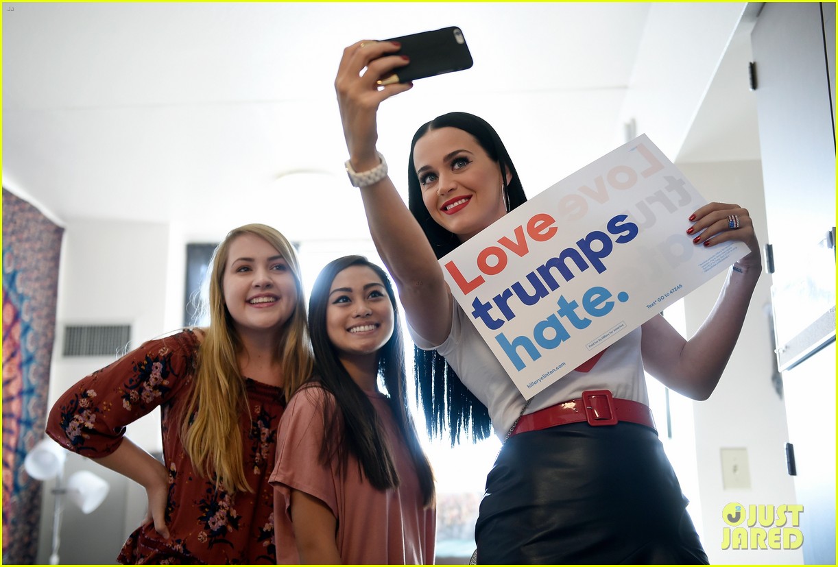 katy perry visits unlv dorms to urge students to vote for hillary clinton 033791168
