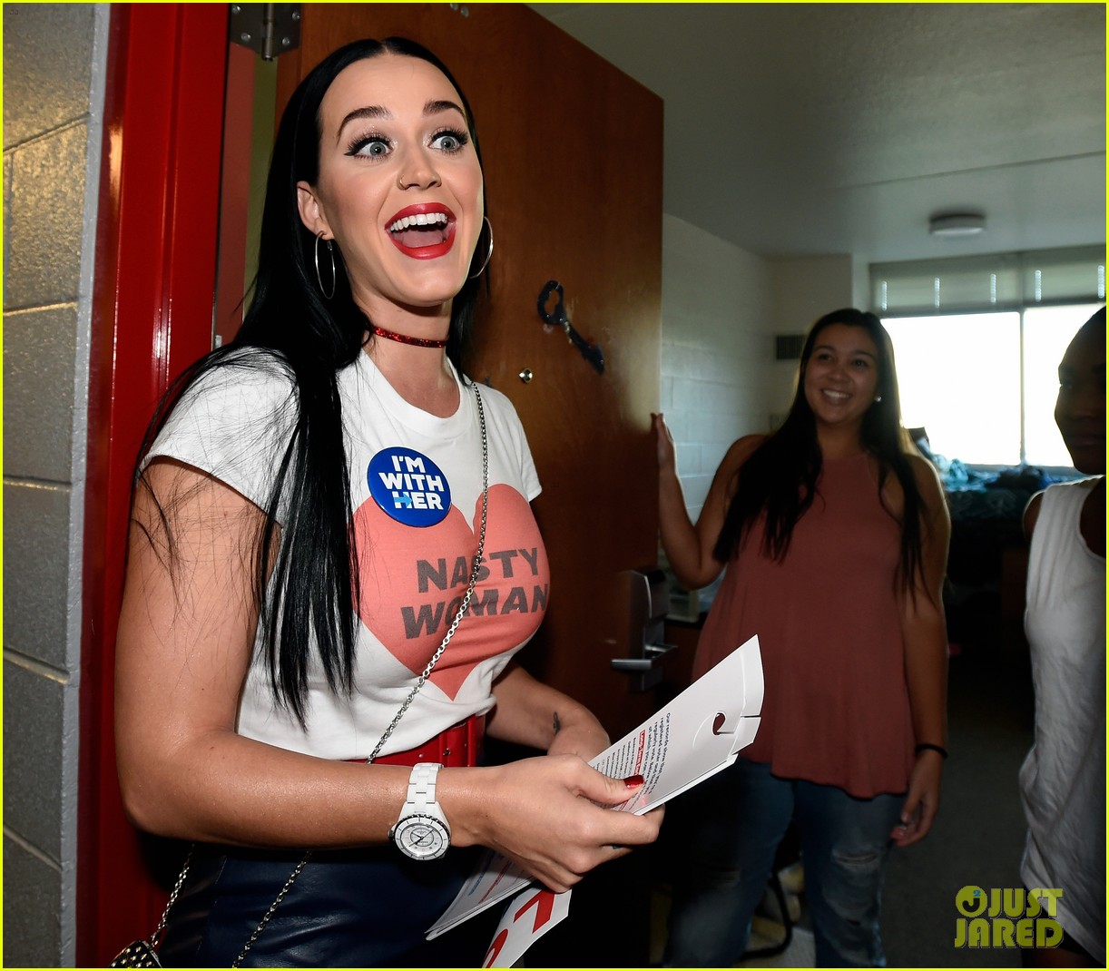 katy perry visits unlv dorms to urge students to vote for hillary clinton 143791179