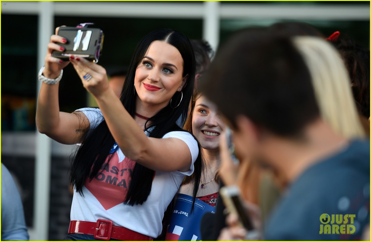 katy perry visits unlv dorms to urge students to vote for hillary clinton 283791193