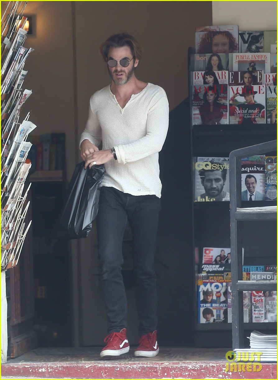 chris pine flips off the paparazzi after his newsstand stop 053795927