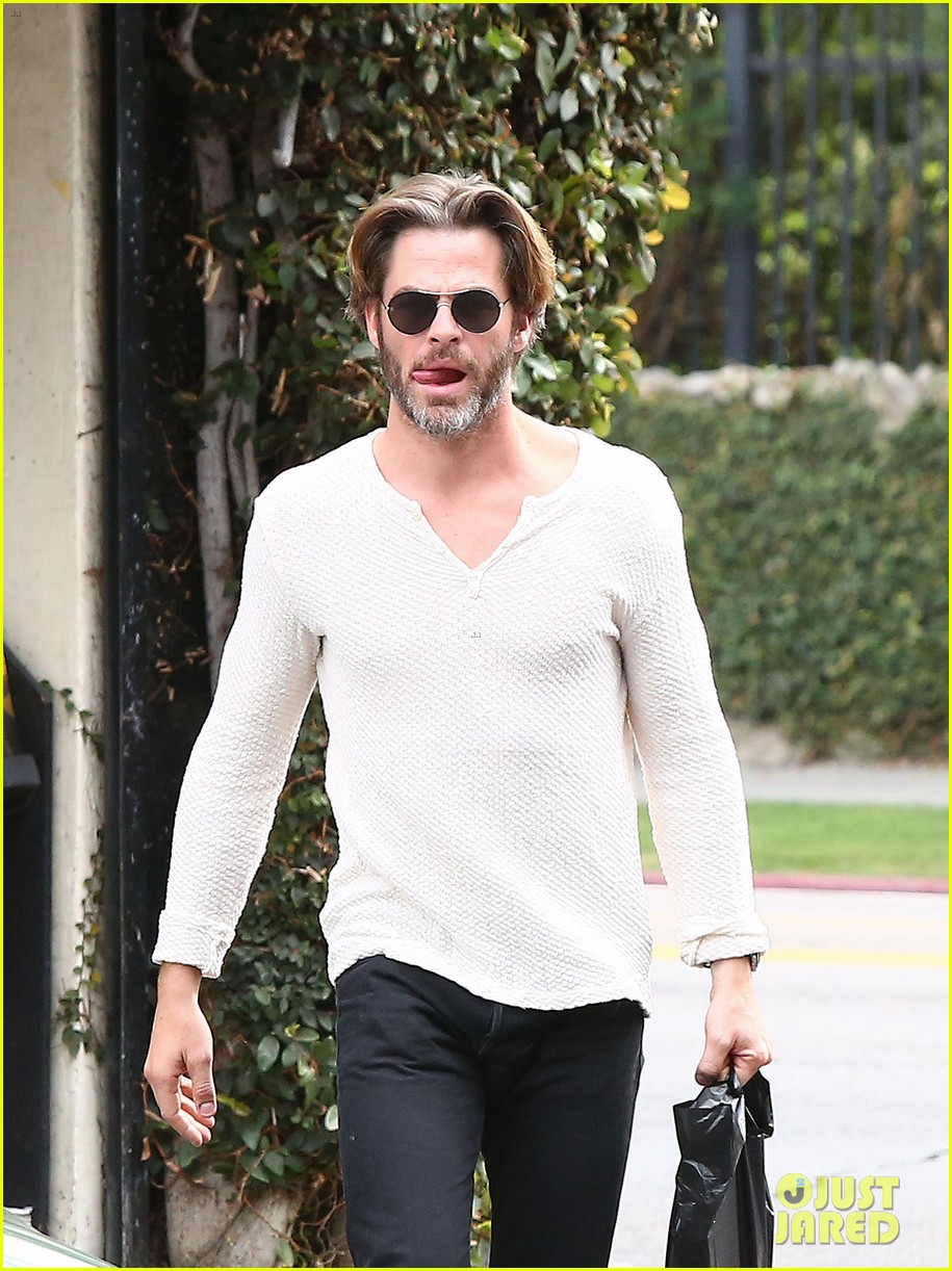 chris pine flips off the paparazzi after his newsstand stop 073795929