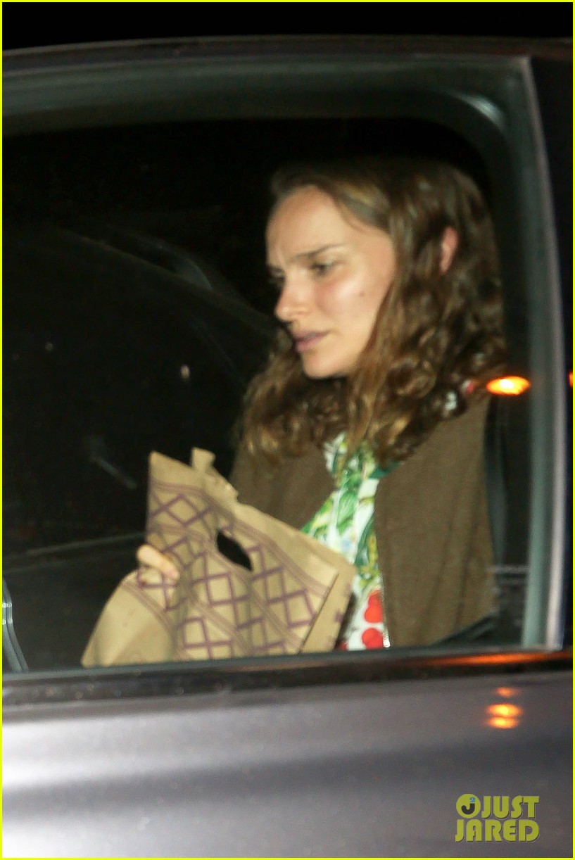 natalie portman shows off her growing baby bump leaving dinner01212mytext3779267