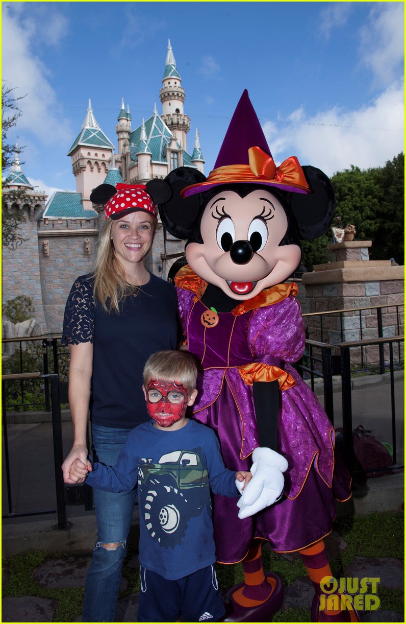 reese witherspoon son tennesee head to disneyland 01
