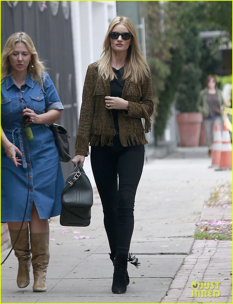 rosie huntington whiteley keeps it stylish while out in la 22