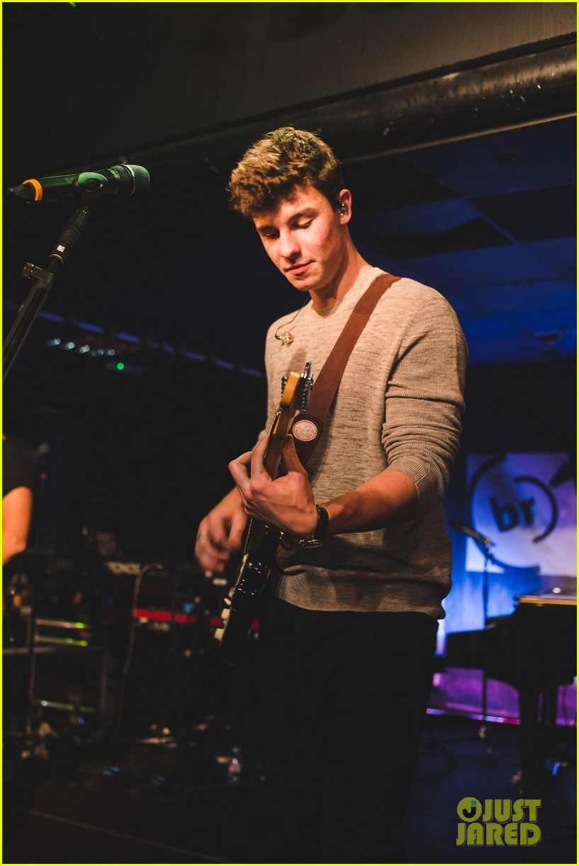 shawn mendes niall horan fave song hippodrome concert 333794588