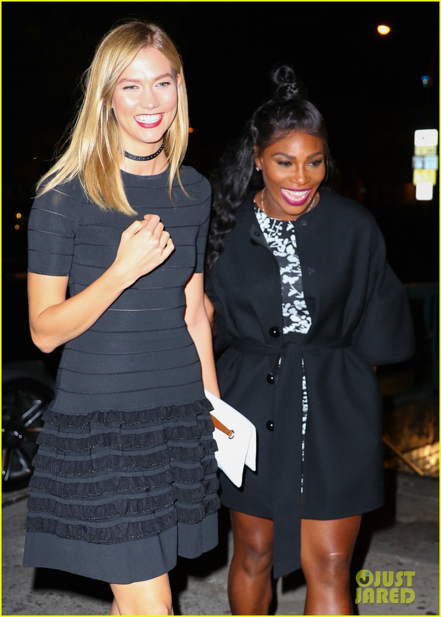 taylor swift goes to a concert with serena williams karlie kloss 393785544