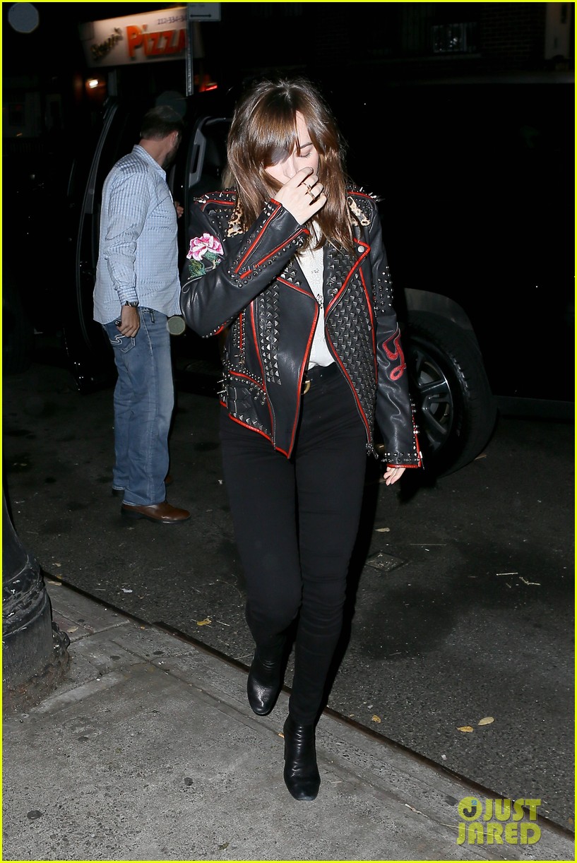 Taylor Swift Grabs Dinner with Dakota Johnson & Cara Delevingne! Photo