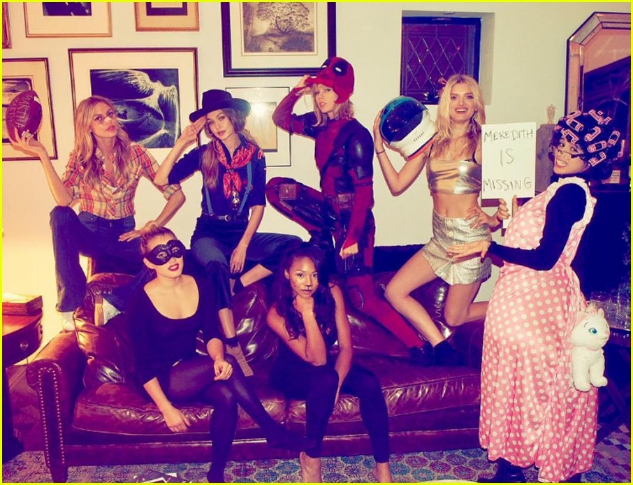 taylor swift hosts halloween party with her squad 023798846