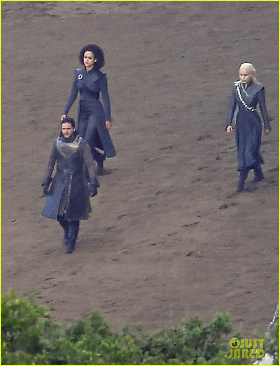 two game of thrones characters meet in spoiler filled set pics 32