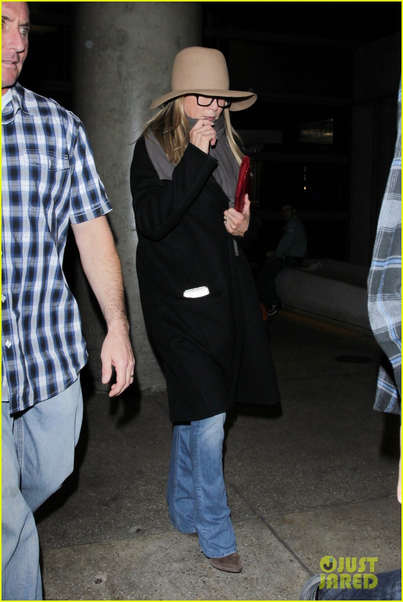 jennifer aniston covers up while arriving back in la 083814115
