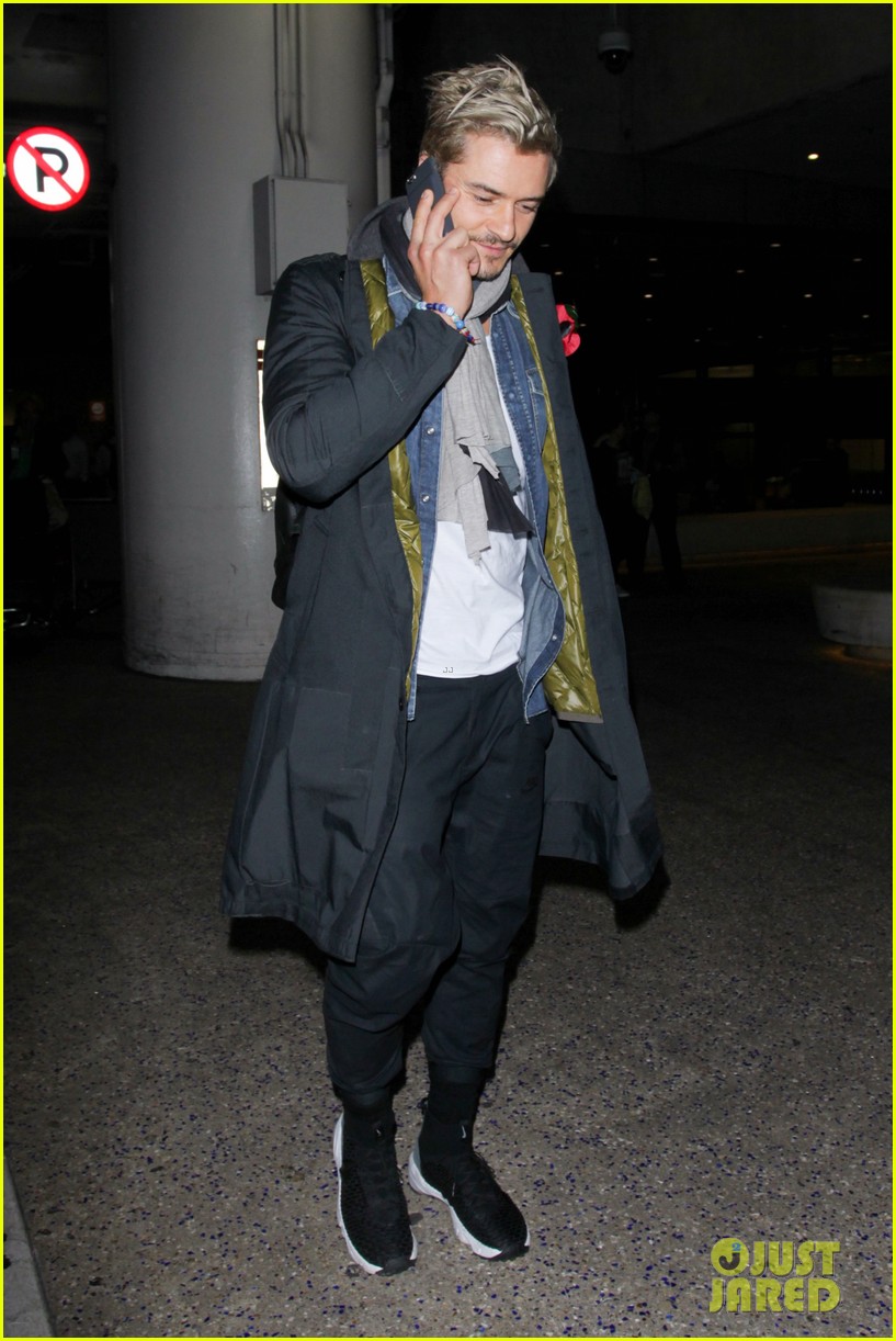 orlando bloom arrives at lax airport in style 053809469