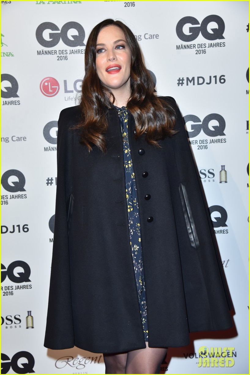 liv tyler luke evans naomi campbell bring style to the gq awards 093806001