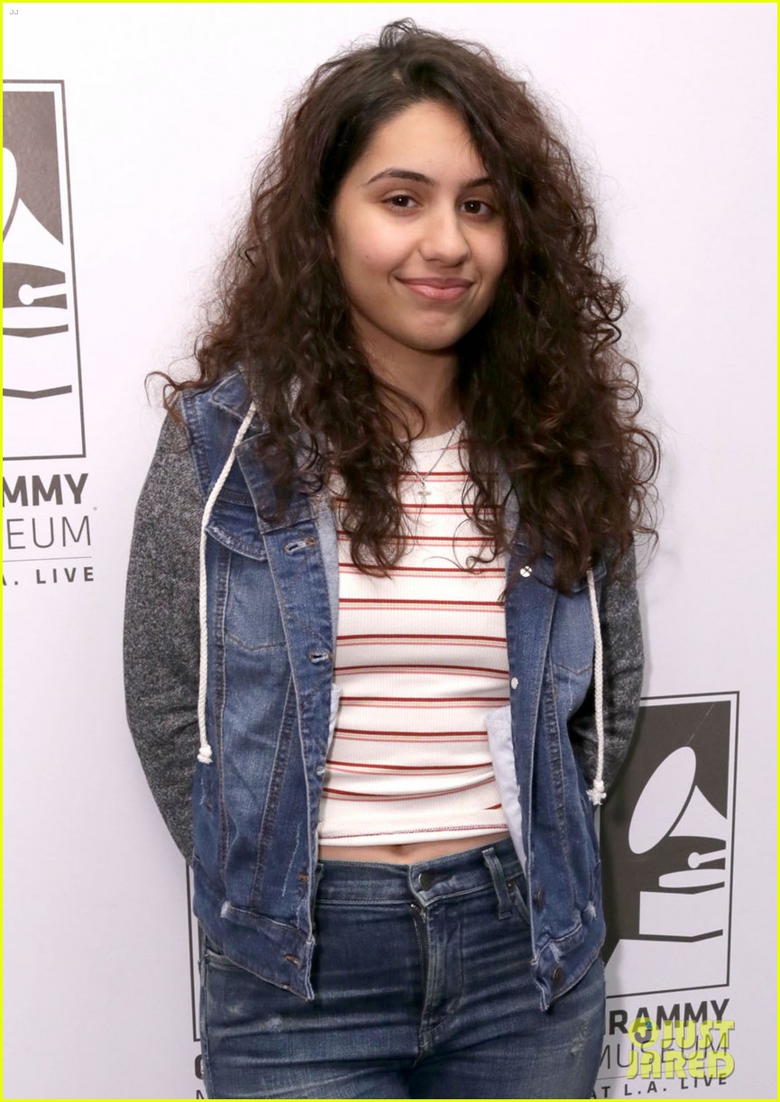 alessia cara reveals thhe best advice coldplays chris martin has given her 053812068
