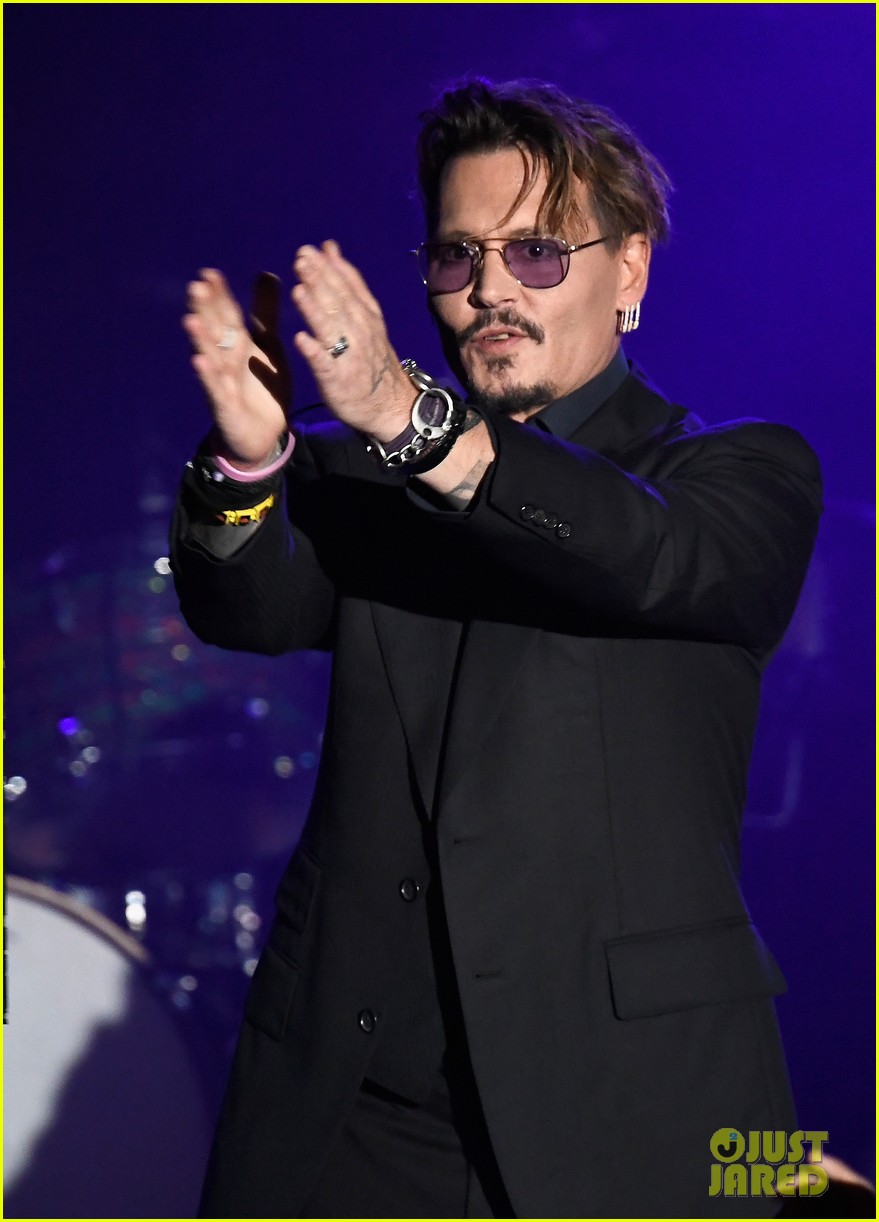 johnny depp suits up to get honored at 2016 rhondas kiss 09