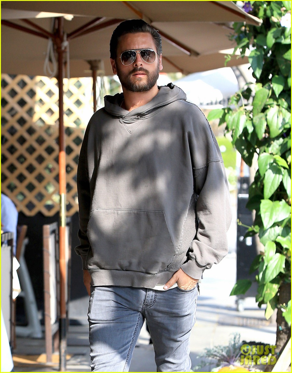 scott disick steps out after reportedly moving back in with kourtney kardashian 043810352